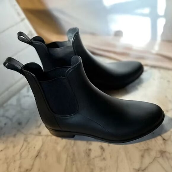 Brand: Target  Size: Women’s 9 Color: Classic Black  Style: Chelsea-inspired an - Picture 1 of 4